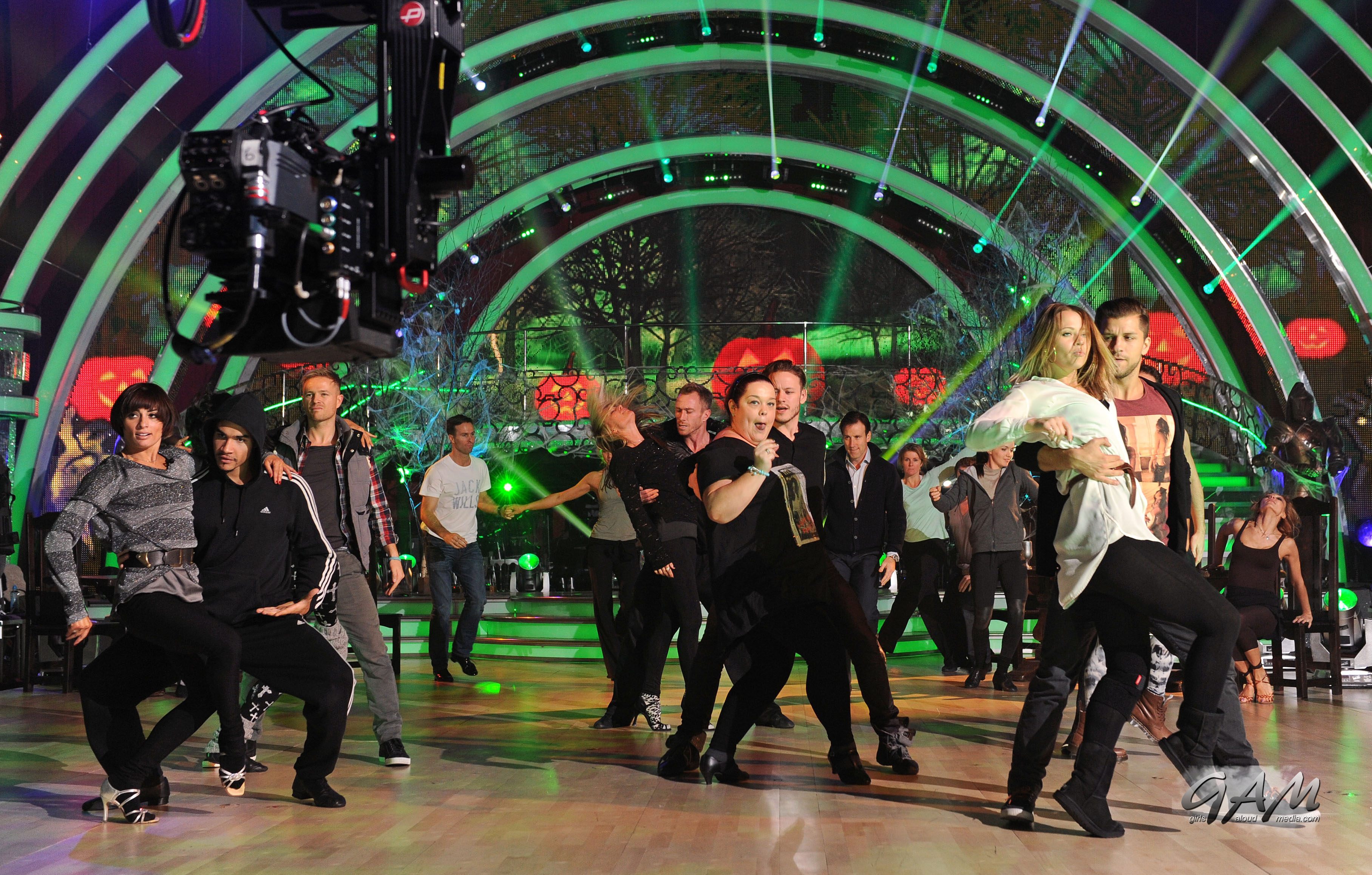 1131013230174_16_Kimberley_Walsh_rehearsing_the__Thriller__dance_routine_24_10_12_281629.jpg 1131013230174_16_Kimberley_Walsh_rehearsing_the__Thriller__dance_routine_24_10_12_281629.jpg
