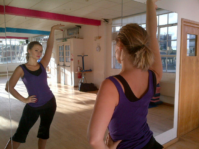 1131010933117_20_Kimberli_Uolsh_i_Nikola_Roberts_na_shou_Strictly_Come_Dancing_06_10_12_282229.jpg